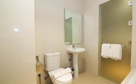 Tampilan Bathroom Hotel di Blitz Hotel Batam Centre