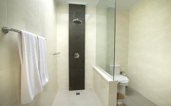 Tampilan Bathroom Hotel di Blue Marlin Legian Villa (D and G Villas Legian)