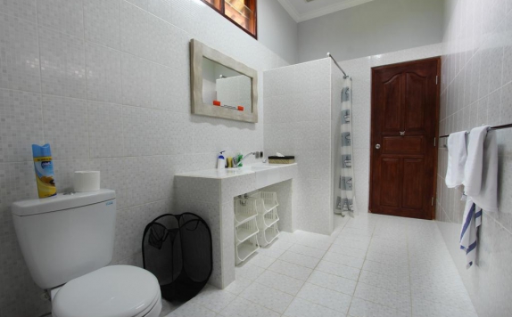Tampilan Bathroom Hotel di Bon Nyuh Bungalows