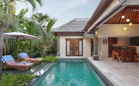 Swimming Pool & Deckchairs di Buah Bali Villas