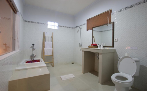 Tampilan Bathroom Hotel di Budhi Ayu Villas Ubud