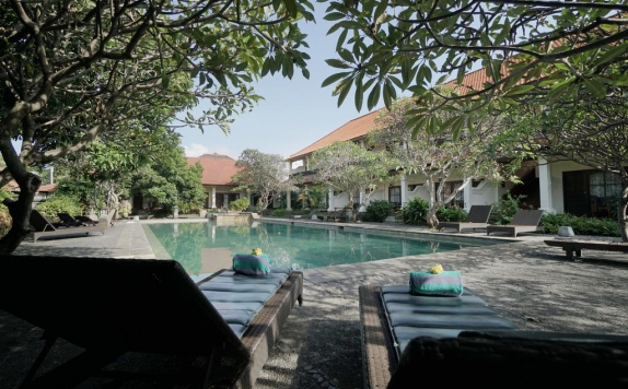 Swimming pool di Bumas Hotel