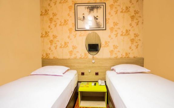 Kamar Tidur di Bunga-Bunga Hotel Jakarta