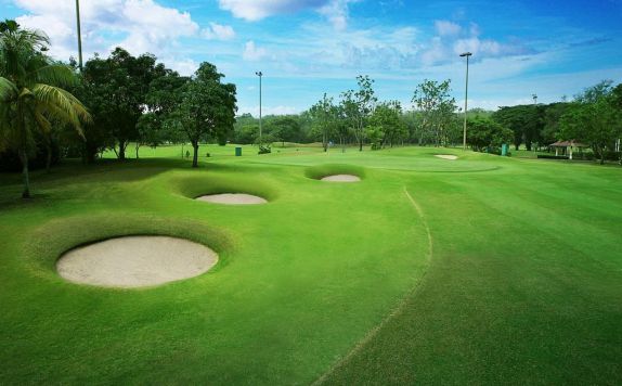 Area Golf di Bungalow Padang Modern Golf