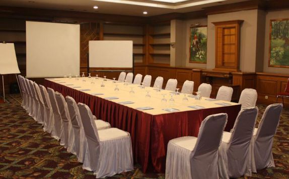 Meeting Room di Bungalow Padang Modern Golf