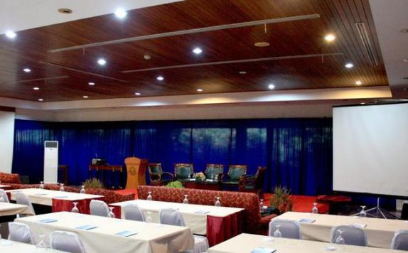 Meeting Room di Bungalow Padang Modern Golf