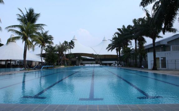 Swimming Pool di Bungalow Padang Modern Golf