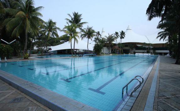 Swimming Pool di Bungalow Padang Modern Golf