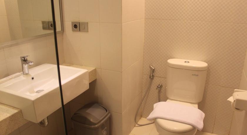 Bathroom di Burza Hotel Yogyakarta