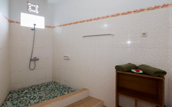 Tampilan Bathroom Hotel di Cahaya Ubud Villa