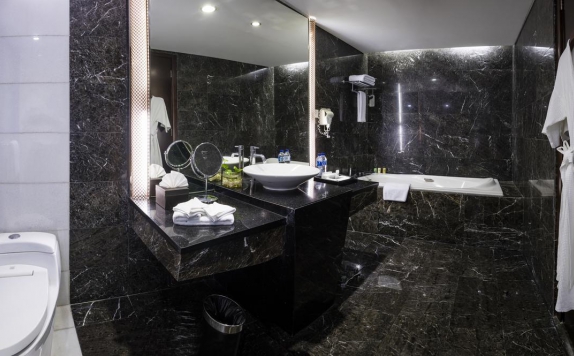 Bathroom di Cambridge Hotel Medan