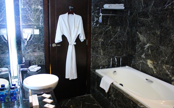 Bathroom di Cambridge Hotel Medan