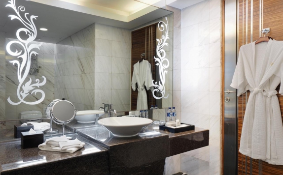 Bathroom di Cambridge Hotel Medan