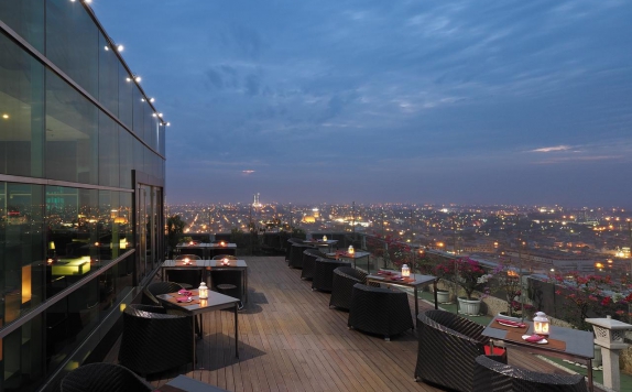 Rooftop Restaurant di Cambridge Hotel Medan