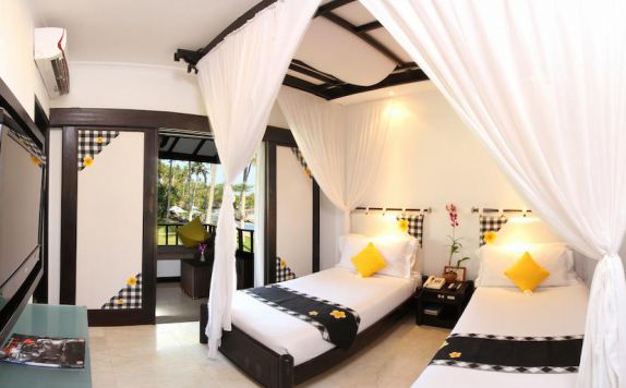 guest room twin bed di CANDI BEACH RESORT & SPA BALI