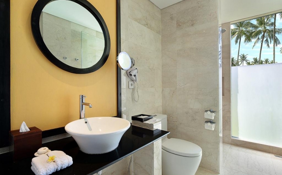 Tampilan Bathroom Hotel di Candi Beach Resort & Spa