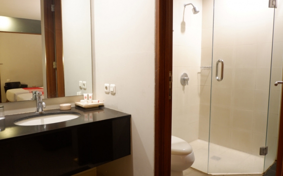Tampilan Bathroom Hotel di Capital O 874 Hotel Nyland Pasteur