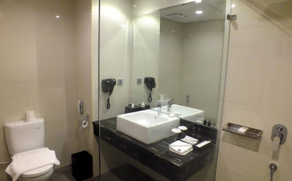 Tampilan Bathroom Hotel di Casabaio Paradise Resorts