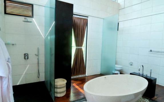 bathroom di Marbella Pool Suites Seminyak