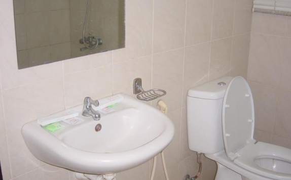 bathroom di Celebes Manado Hotel