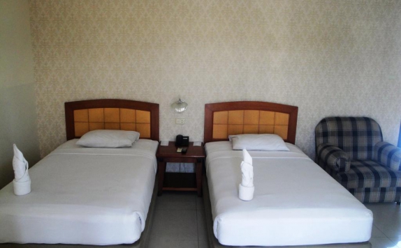 guest room twin bed di Celebes Manado Hotel