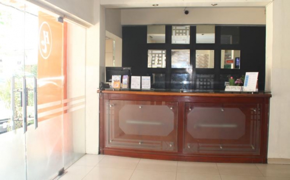 receptionist di Celebes Manado Hotel