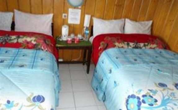 guest room twin bed di Cemara Indah Hotel & Restaurant