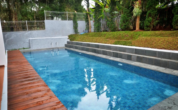 Swimming Pool di Cemara Villa Dago