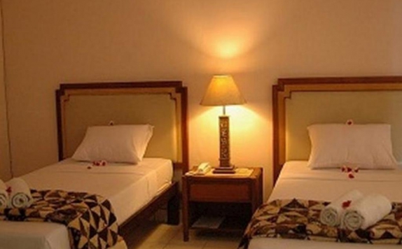 guest room twin bed di Cempaka Hotel