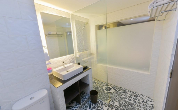 Tampilan Bathroom Hotel di Cendana Premiere Hotel