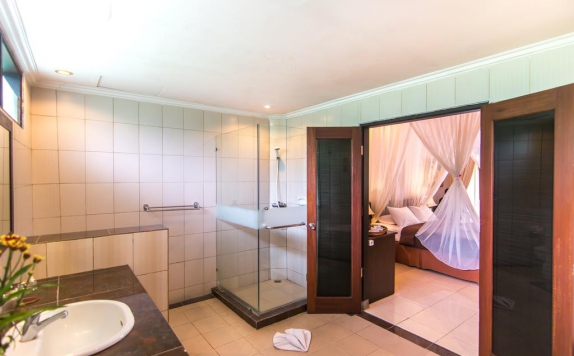 Bathroom di Champlung Sari Hotel