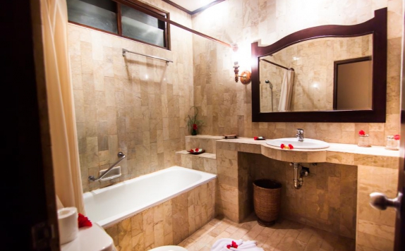 Bathroom di Champlung Sari Hotel