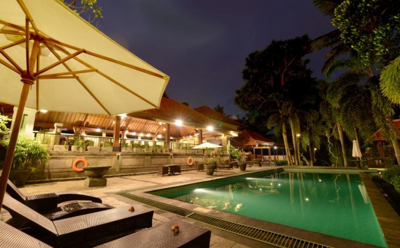 View Swimingpoll di Champlung Sari Hotel