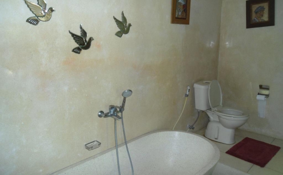 Tampilan Bathroom Hotel di Chantal Villas Bali