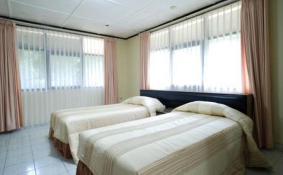 guest room twin bed di Ciater Spa Resort