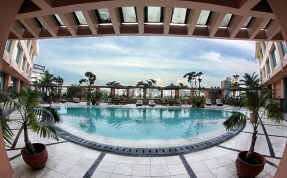 swimming pool di Ciputra Semarang Hotel