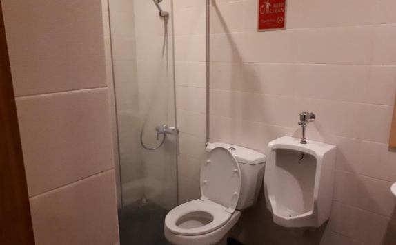 bathroom di CitiHub Hotel @Pecindilan