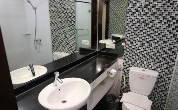 Bathroom di Citihub Hotel @ Tunjungan