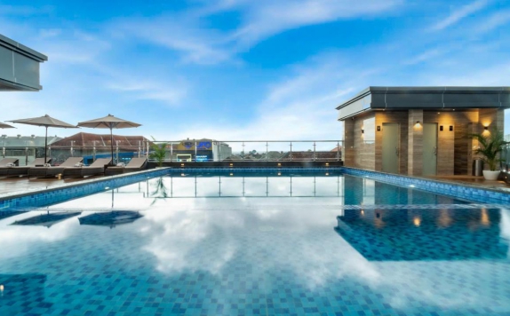 Swimming pool di City of Aventus Hotel