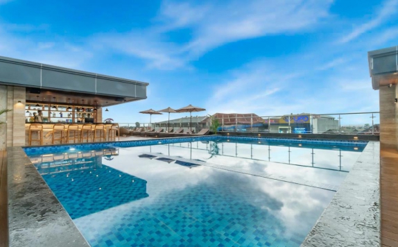 Swimming pool di City of Aventus Hotel