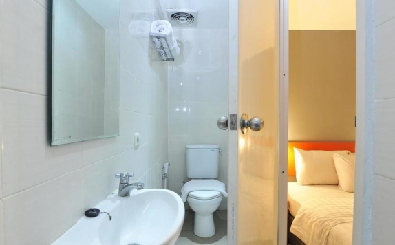 Tampilan Bathroom Hotel di CityOne Xpress Hotel Semarang