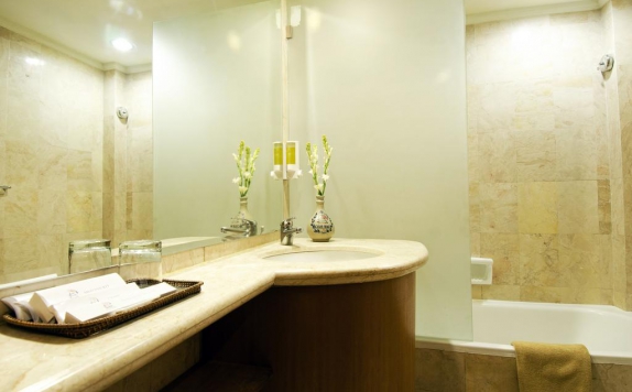 Bathroom di Club Bali Suites Legian