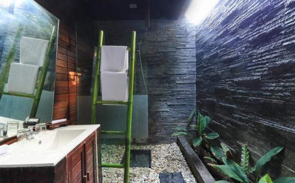 Tampilan Bathroom Hotel di Coconut Boutique Resort Lombok