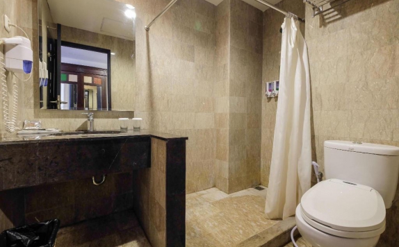 bathroom di Colonial Hotel Makassar