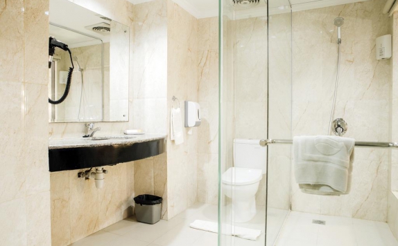 Bathroom di Comforta Hotel Dumai (ex: Comfort Hotel & Resort)