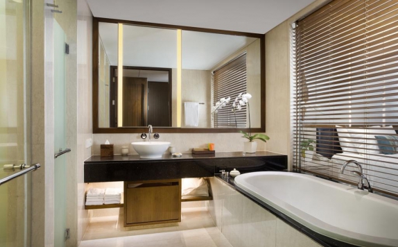 Bathroom di Conrad Bali Suites and Villas