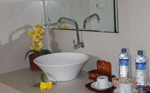 Bathroom di Crown Hotel Lombok