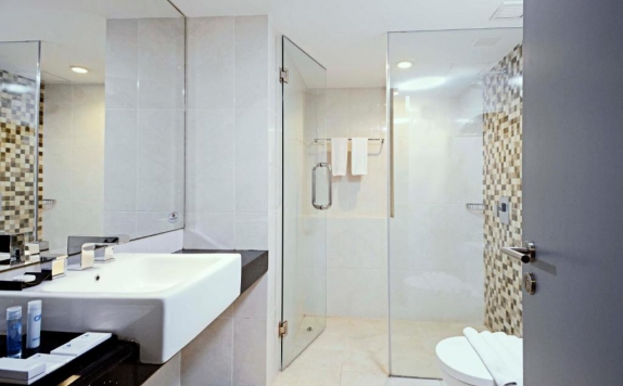 Bathroom di Crown Prince Hotel Surabaya City Center