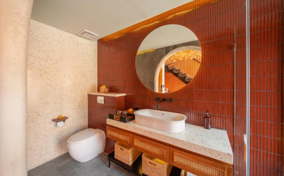 Bathroom di Cyrus Villa Seminyak by iNi Vie Hospitality