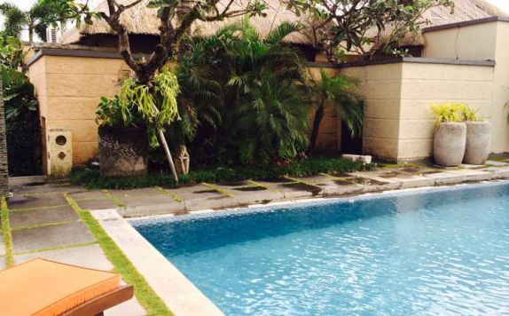 swimming pool di D'Alang Alang Villas